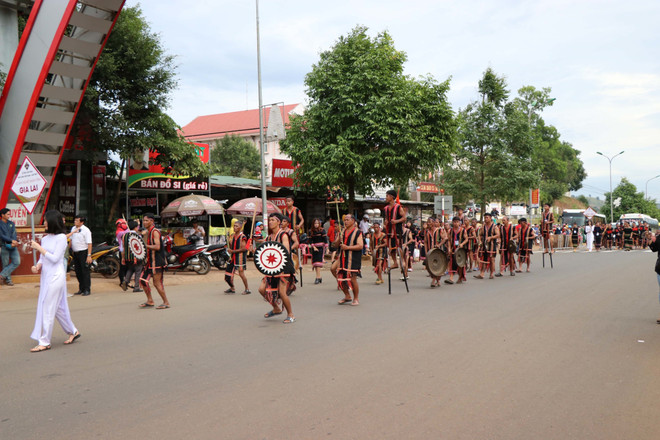 “织锦之路”街头游行活动吸引2000名艺人和演员参加 ảnh 1 “织锦之路”街头游行活动吸引2000名艺人和演员参加 ảnh 1