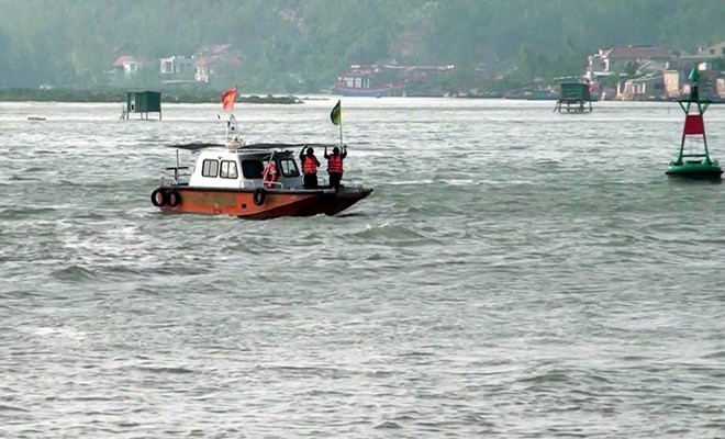 尽快搜寻海上遇险KH 90208 TS号渔船上的10名渔民 ảnh 1 尽快搜寻海上遇险KH 90208 TS号渔船上的10名渔民 ảnh 1