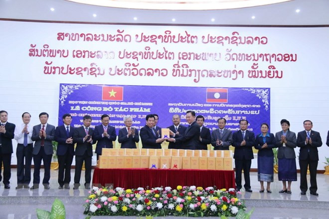 《胡志明全集》第五、第七和第八集老挝语版首发仪式在老挝举行 ảnh 1 《胡志明全集》第五、第七和第八集老挝语版首发仪式在老挝举行 ảnh 1