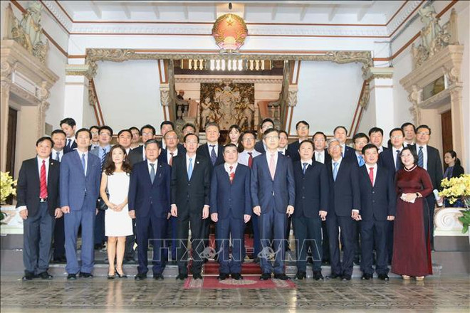 胡志明市人民委员会主席阮成峰荣获韩国总统的文化勋章 ảnh 2 胡志明市人民委员会主席阮成峰荣获韩国总统的文化勋章 ảnh 2