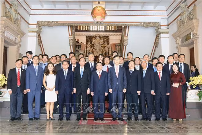 胡志明市人民委员会主席阮成峰荣获韩国总统的文化勋章 ảnh 2