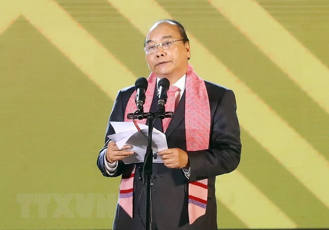 阮春福出席首届越南织锦文化节 ảnh 2