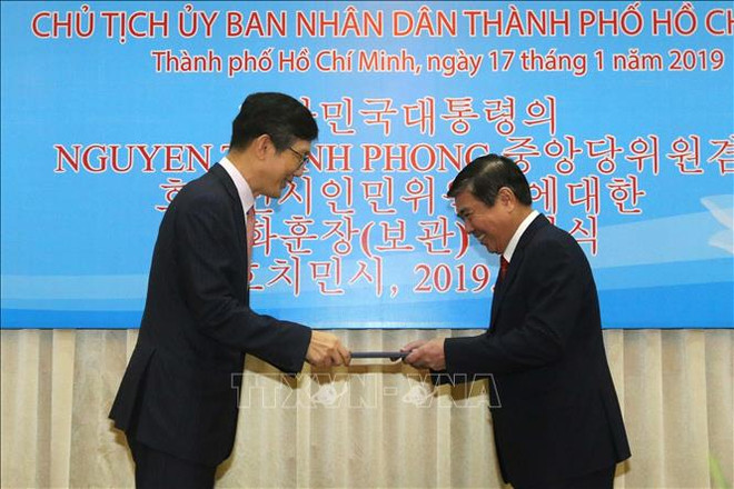 胡志明市人民委员会主席阮成峰荣获韩国总统的文化勋章 ảnh 1 胡志明市人民委员会主席阮成峰荣获韩国总统的文化勋章 ảnh 1