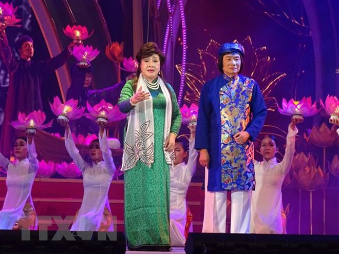 纪念越南改良戏艺术100周年发展历程：对改良戏演员给予表彰 ảnh 1