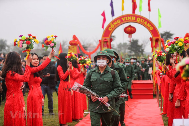 组图:首都河内新兵带着口罩奔赴军营 ảnh 8 组图:首都河内新兵带着口罩奔赴军营 ảnh 8