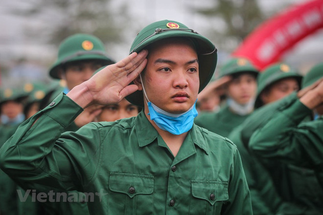 组图:首都河内新兵带着口罩奔赴军营 ảnh 4 组图:首都河内新兵带着口罩奔赴军营 ảnh 4