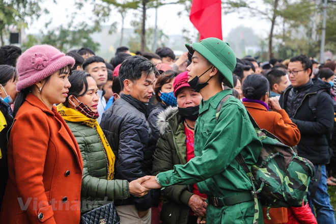 组图:首都河内新兵带着口罩奔赴军营 ảnh 9 组图:首都河内新兵带着口罩奔赴军营 ảnh 9