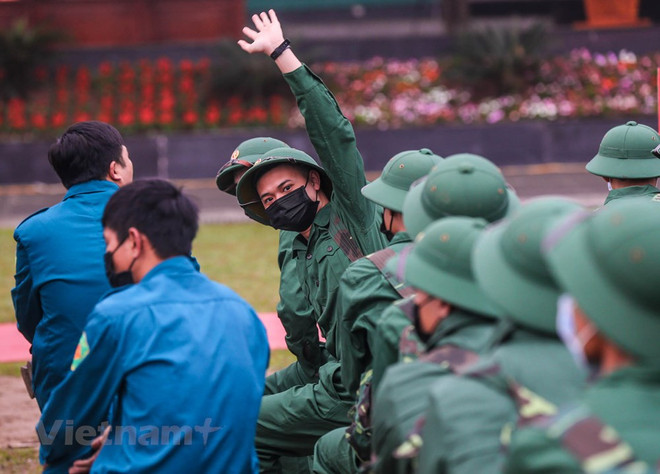 组图:首都河内新兵带着口罩奔赴军营 ảnh 7 组图:首都河内新兵带着口罩奔赴军营 ảnh 7