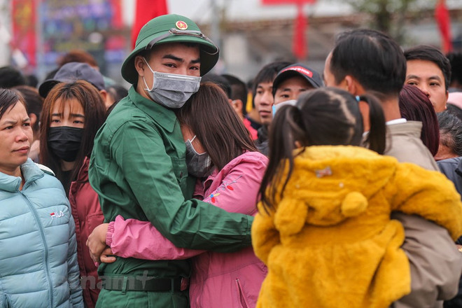 组图:首都河内新兵带着口罩奔赴军营 ảnh 10 组图:首都河内新兵带着口罩奔赴军营 ảnh 10
