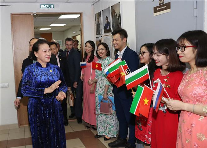 越南国会主席阮氏金银看望旅居俄罗斯鞑靼斯坦共和国越南人代表 ảnh 2 越南国会主席阮氏金银看望旅居俄罗斯鞑靼斯坦共和国越南人代表 ảnh 2