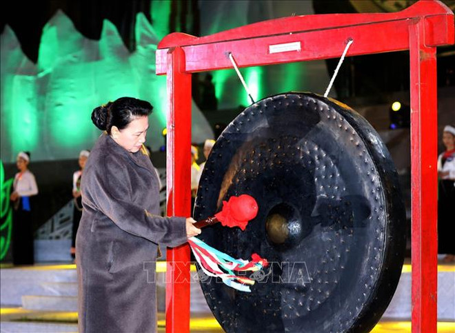 越南国会主席阮氏金银出席2019年和平省文化旅游周开幕式 ảnh 1