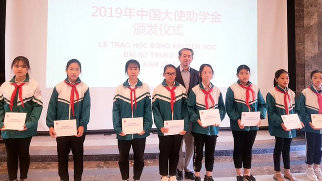 中国驻越南使馆向越南北江和太原两省40名学生颁发助学金 ảnh 1 中国驻越南使馆向越南北江和太原两省40名学生颁发助学金 ảnh 1