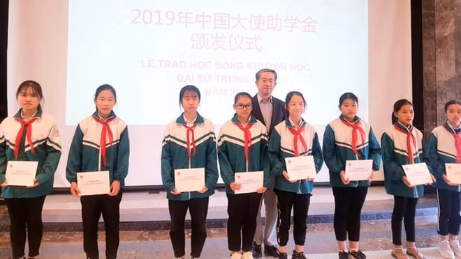 中国驻越南使馆向越南北江和太原两省40名学生颁发助学金 ảnh 1