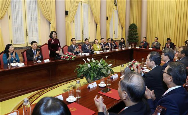 国家副主席邓氏玉盛向新任驻外的16位大使颁发任命书 ảnh 2 国家副主席邓氏玉盛向新任驻外的16位大使颁发任命书 ảnh 2