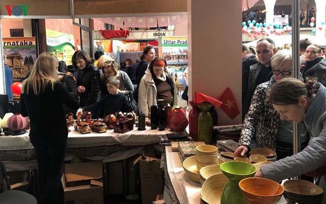 越南参加在乌克兰举行的第27届慈善交易会 ảnh 2 越南参加在乌克兰举行的第27届慈善交易会 ảnh 2