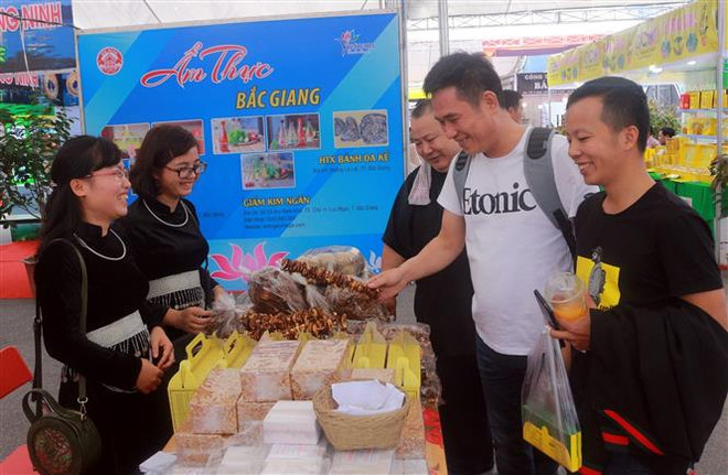 2019越中(芒街-东兴)国际商贸·旅游博览会在广宁省开幕 ảnh 2 2019越中(芒街-东兴)国际商贸·旅游博览会在广宁省开幕 ảnh 2