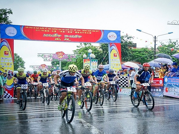 2019年越南·老街与中国·红河“两国一赛道”国际自行车赛结束 ảnh 3 2019年越南·老街与中国·红河“两国一赛道”国际自行车赛结束 ảnh 3