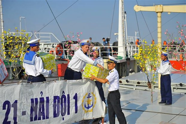 向DK 1海上高脚屋和昆岛县战士和居民送去春节温暖 ảnh 2 向DK 1海上高脚屋和昆岛县战士和居民送去春节温暖 ảnh 2