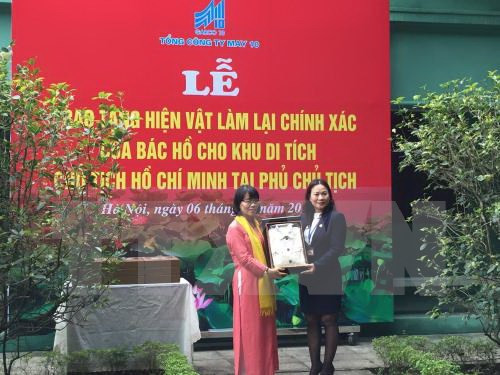 10号制衣总公司成功复制胡志明主席10套咔叽衣服 ảnh 1