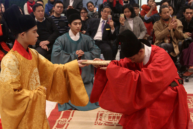 “编织一个王朝”宫廷服饰和礼仪复原项目有助于向世界推介越南文化 ảnh 2 “编织一个王朝”宫廷服饰和礼仪复原项目有助于向世界推介越南文化 ảnh 2