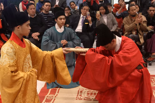 “编织一个王朝”宫廷服饰和礼仪复原项目有助于向世界推介越南文化 ảnh 2