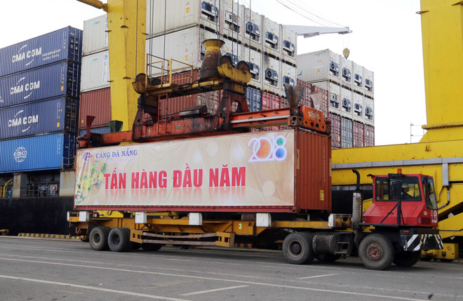 岘港港口和广宁省盖麟港迎接新年首批货物进港 ảnh 1 岘港港口和广宁省盖麟港迎接新年首批货物进港 ảnh 1