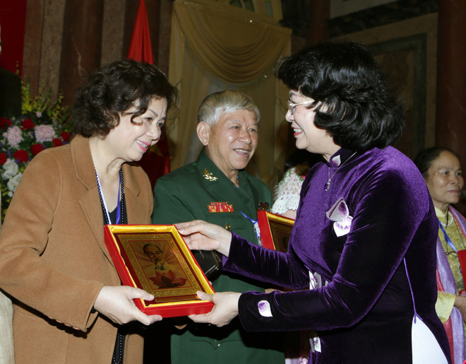 国家副主席登氏玉盛会见出席“2018年企业家与社区迎新春”活动代表团 ảnh 3 国家副主席登氏玉盛会见出席“2018年企业家与社区迎新春”活动代表团 ảnh 3