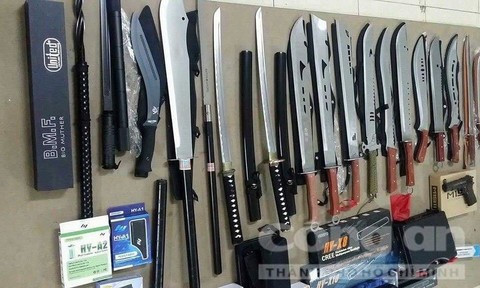 越南特警在胡志明市郊区查获一大型武器库 ảnh 1 越南特警在胡志明市郊区查获一大型武器库 ảnh 1