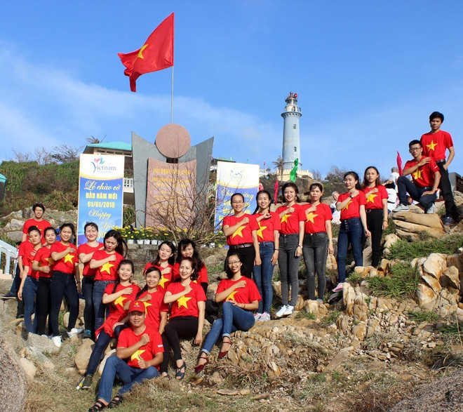 2018新年升旗仪式在越南陆地最东端举行 ảnh 1