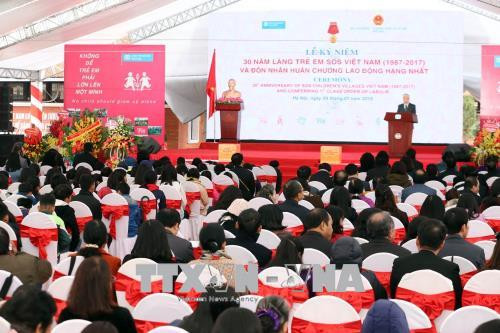 越南国家副主席邓氏玉盛向越南SOS儿童村授予一级劳动勋章 ảnh 1 越南国家副主席邓氏玉盛向越南SOS儿童村授予一级劳动勋章 ảnh 1