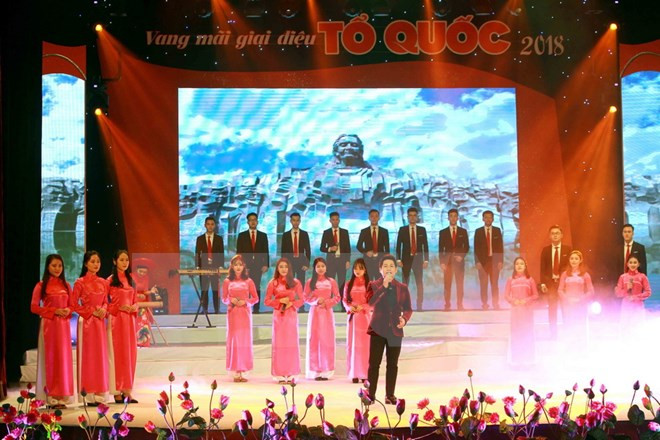 颇具特色的“祖国旋律永存”艺术晚会在河内举行 ảnh 1