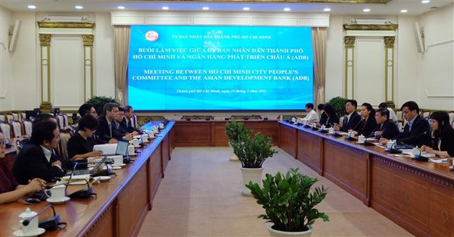 胡志明市人民委员会主席阮成峰会见亚行驻越南首席代表 ảnh 1 胡志明市人民委员会主席阮成峰会见亚行驻越南首席代表 ảnh 1