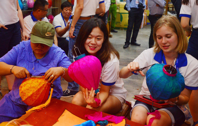 APEC 青年代表团走访广南省体验当地居民生活 了解地方特色 ảnh 3 APEC 青年代表团走访广南省体验当地居民生活 了解地方特色 ảnh 3