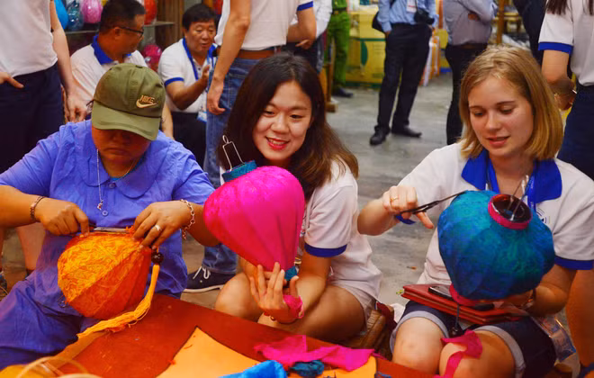 APEC 青年代表团走访广南省体验当地居民生活 了解地方特色 ảnh 3 APEC 青年代表团走访广南省体验当地居民生活 了解地方特色 ảnh 3