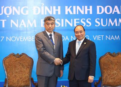 越南政府总理阮春福密集会见出席越南商务峰会的各国企业代表团 ảnh 2