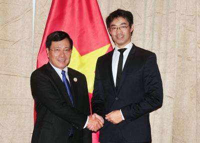 政府副总理兼外长范平明会见日本外务大臣与世界经济论坛执行董事 ảnh 1 政府副总理兼外长范平明会见日本外务大臣与世界经济论坛执行董事 ảnh 1