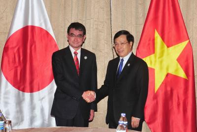 政府副总理兼外长范平明会见日本外务大臣与世界经济论坛执行董事 ảnh 2 政府副总理兼外长范平明会见日本外务大臣与世界经济论坛执行董事 ảnh 2