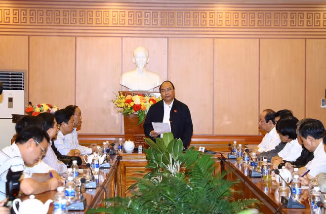 阮春福：会安市须做好灾后环境卫生大整治工作 确保APEC领导人会议周顺利进行 ảnh 2