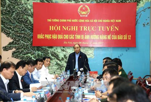 政府总理阮春福：各部门和地方需努力确保受灾群众生产生活秩序稳定 ảnh 1