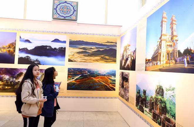 越通社与中国国务院新闻办公室在河内联合主办“美丽越南，美丽中国”图片展 ảnh 2
