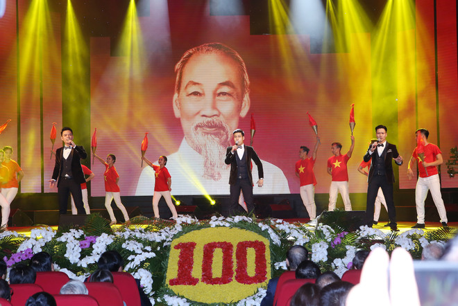 越南国家主席陈大光出席“十月壮歌”艺术交流晚会 ảnh 3  越南国家主席陈大光出席“十月壮歌”艺术交流晚会 ảnh 3