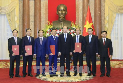 国家主席陈大光向5位外交人员授予大使衔 ảnh 3