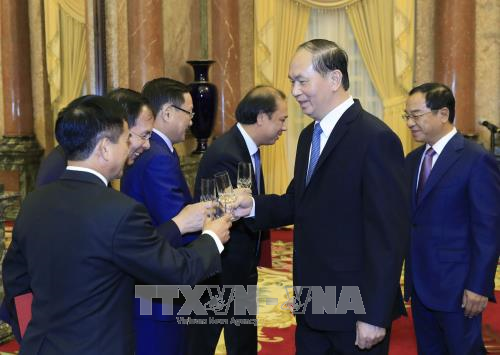 国家主席陈大光向5位外交人员授予大使衔 ảnh 2