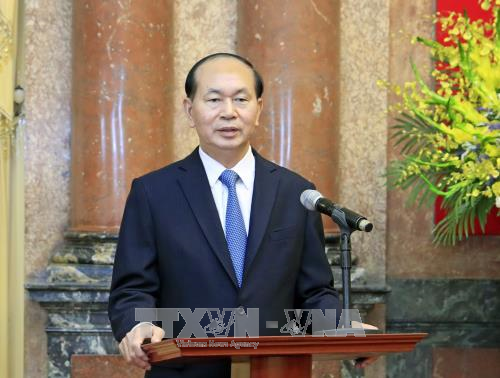 国家主席陈大光向5位外交人员授予大使衔 ảnh 1