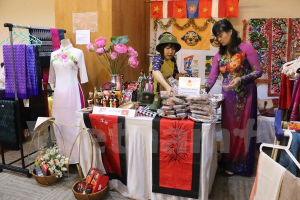 东盟妇女协会举办慈善义卖活动 共设展位86个 ảnh 1 东盟妇女协会举办慈善义卖活动 共设展位86个 ảnh 1