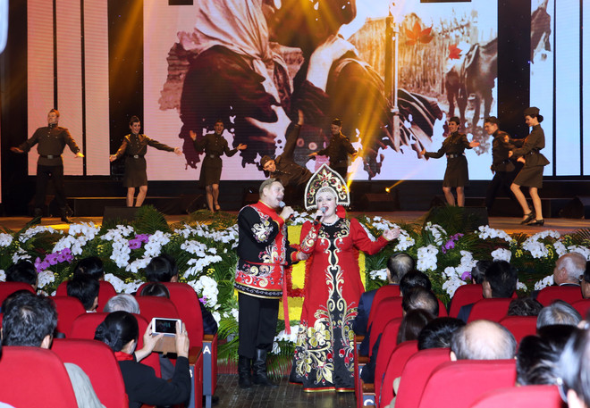 越南国家主席陈大光出席“十月壮歌”艺术交流晚会 ảnh 2  越南国家主席陈大光出席“十月壮歌”艺术交流晚会 ảnh 2