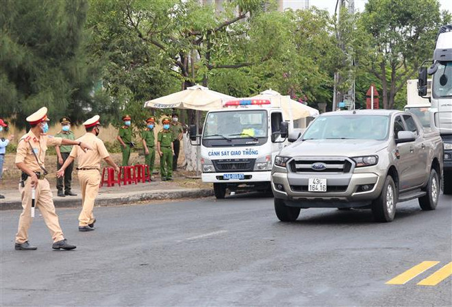 岘港市在通往城市要道上设立8个检查站 对封锁区的3000人进行新冠病毒测试 ảnh 1 岘港市在通往城市要道上设立8个检查站 对封锁区的3000人进行新冠病毒测试 ảnh 1