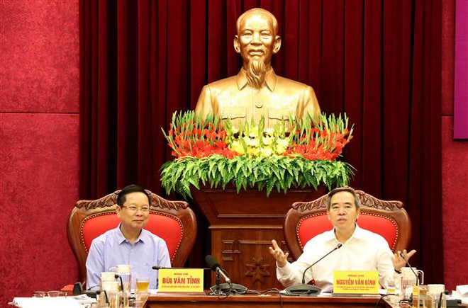 越共中央经济部长阮文平:和平省应把经济发展放在北部邱琳和山区的总体发展规划来抓 ảnh 2 越共中央经济部长阮文平:和平省应把经济发展放在北部邱琳和山区的总体发展规划来抓 ảnh 2