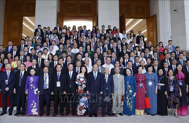 政府总理阮春福：为知识分子、科学家和文艺工作者发挥才华和智慧创造一切便利条件 ảnh 1