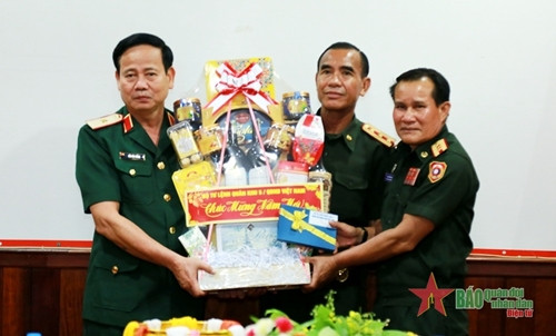 第五军区司令部工作代表团到老挝各地方和单位拜年 ảnh 1